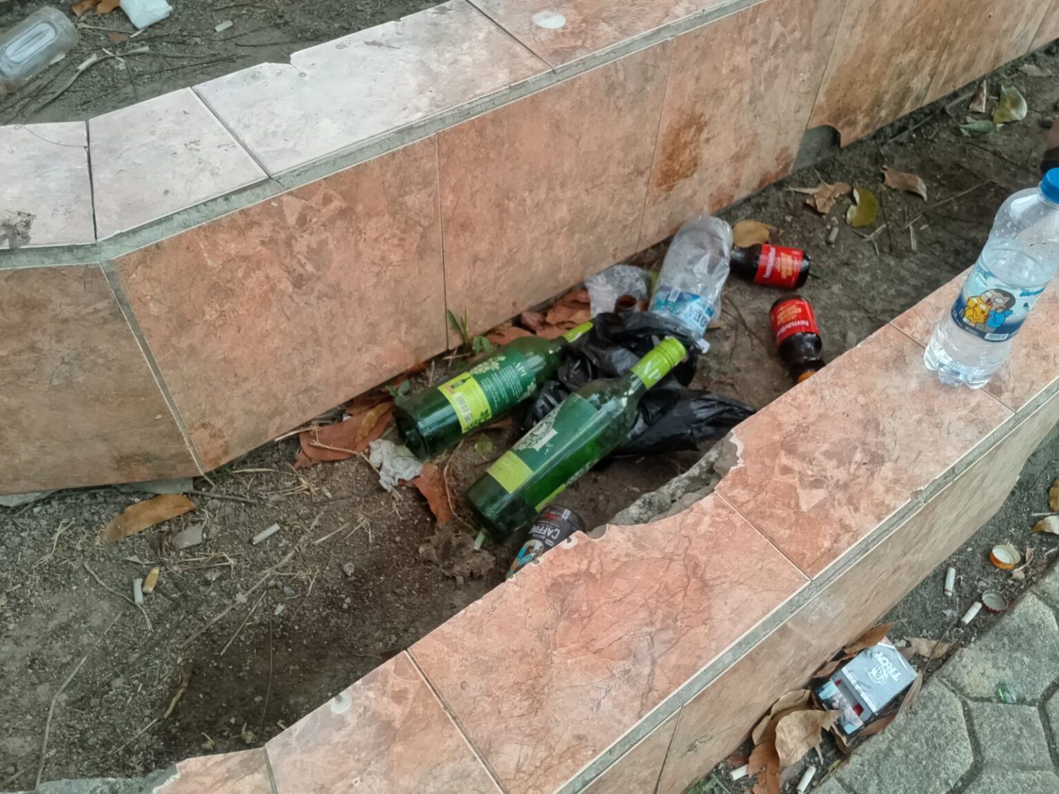 ‎Bekas botol miras berserakan di Sanpalk, pedagang minta patroli malam