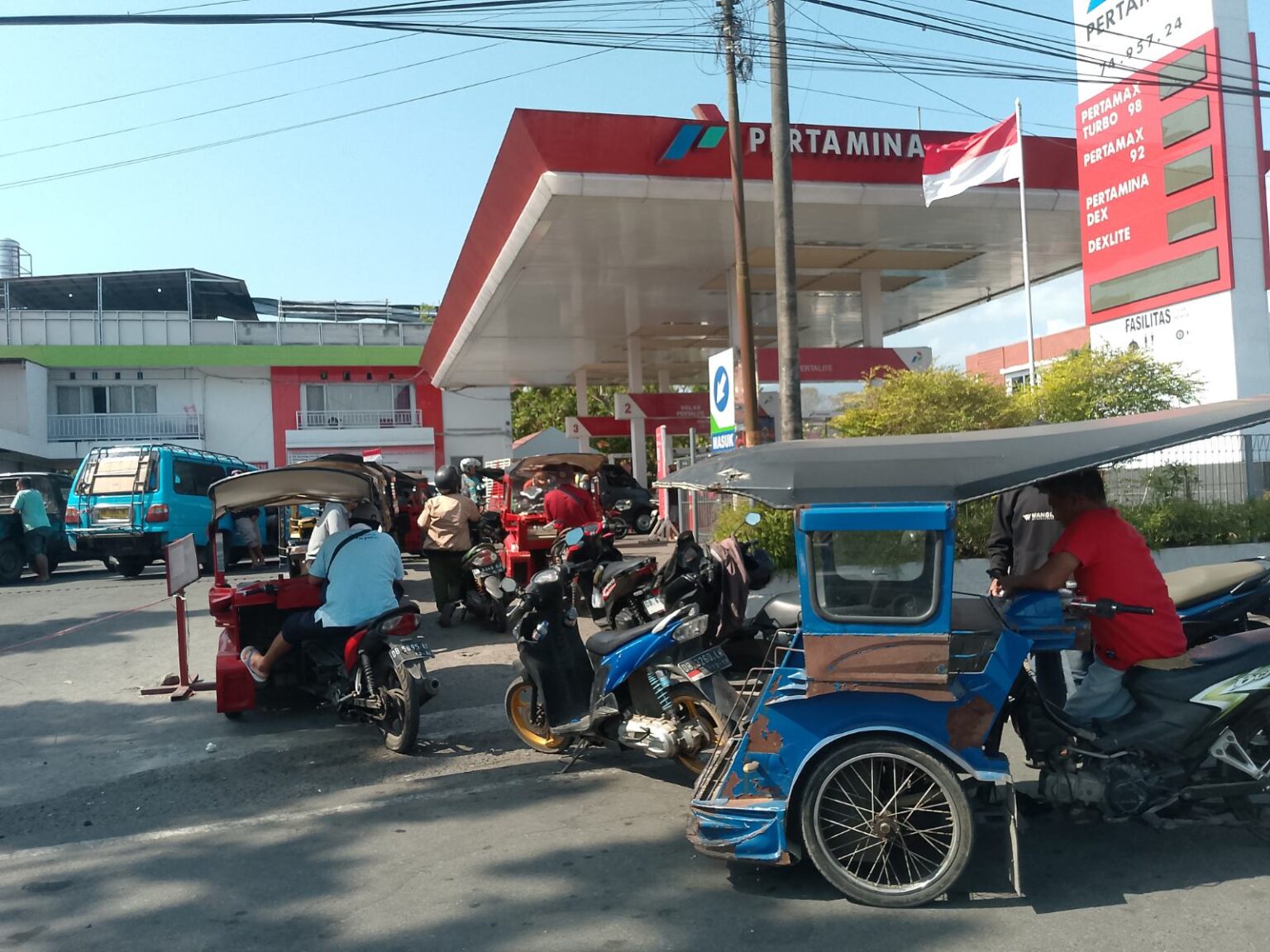 Antrean warga di SPBU Kotobangon mengular, sopir bentor keluhkan pendapatan