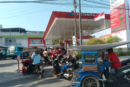 Antrean warga di SPBU Kotobangon mengular, sopir bentor keluhkan pendapatan