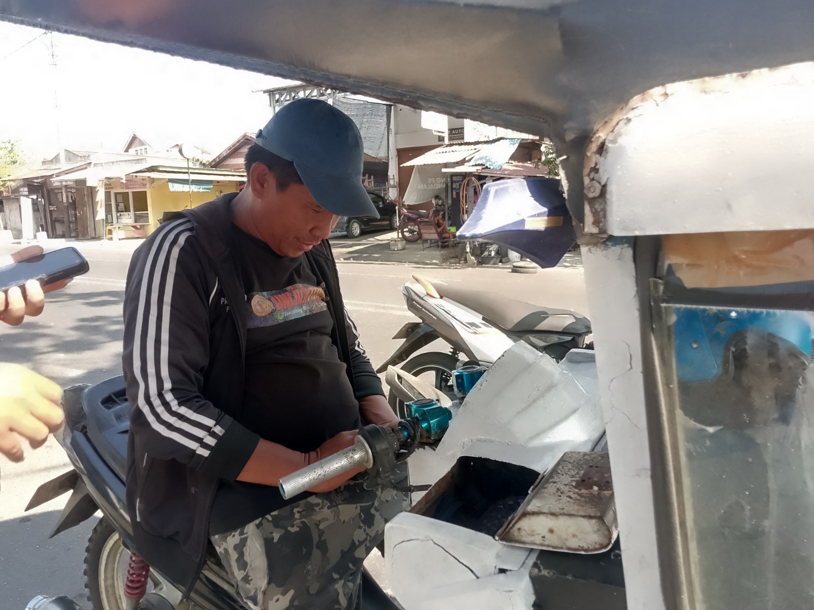 Antrean warga di SPBU Kotobangon mengular, sopir bentor keluhkan pendapatan 8 Antrean warga di SPBU Kotobangon mengular, sopir bentor keluhkan pendapatan