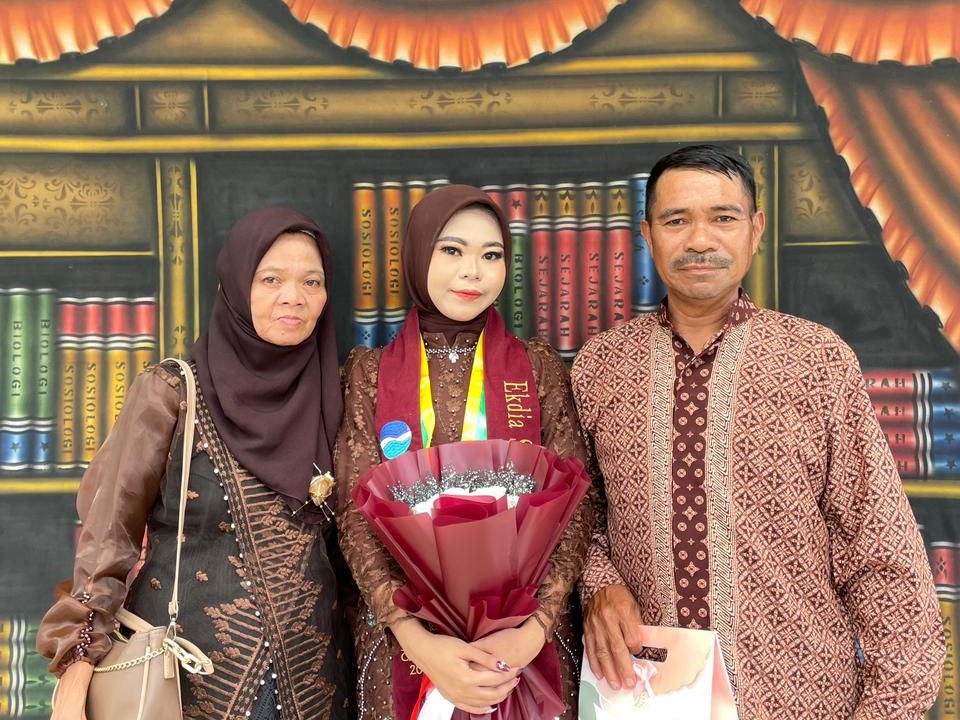 Anak petani, Ekdia Gonibala berhasil raih gelar sarjana diantara 248 wisudawan