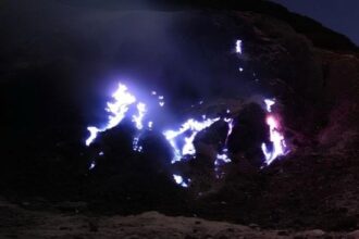 Fenomena Blue Fire di Gunung Papandayan, Pengunjung Diminta Waspada