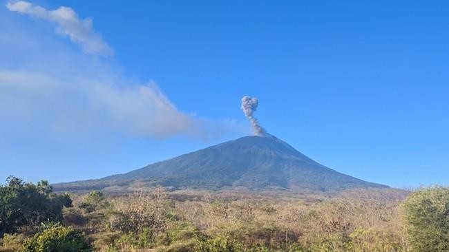Gunung Api Ili Lewotolok Erupsi, Abu Vulkanik Capai 600 Meter