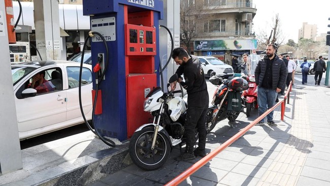 Iran Hadapi Krisis BBM, Pegawai Pemerintah Diminta Kerja dari Rumah