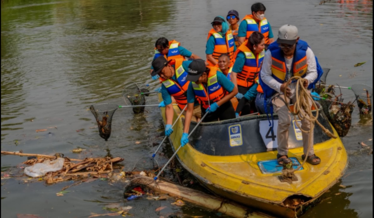 Jelang World Cleanup Day 2026, JHL Group Aksi Bersih Sungai Cisadane