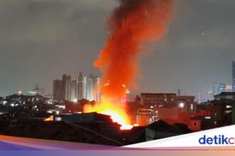 Kebakaran Hebat Menghanguskan Permukiman di Petamburan