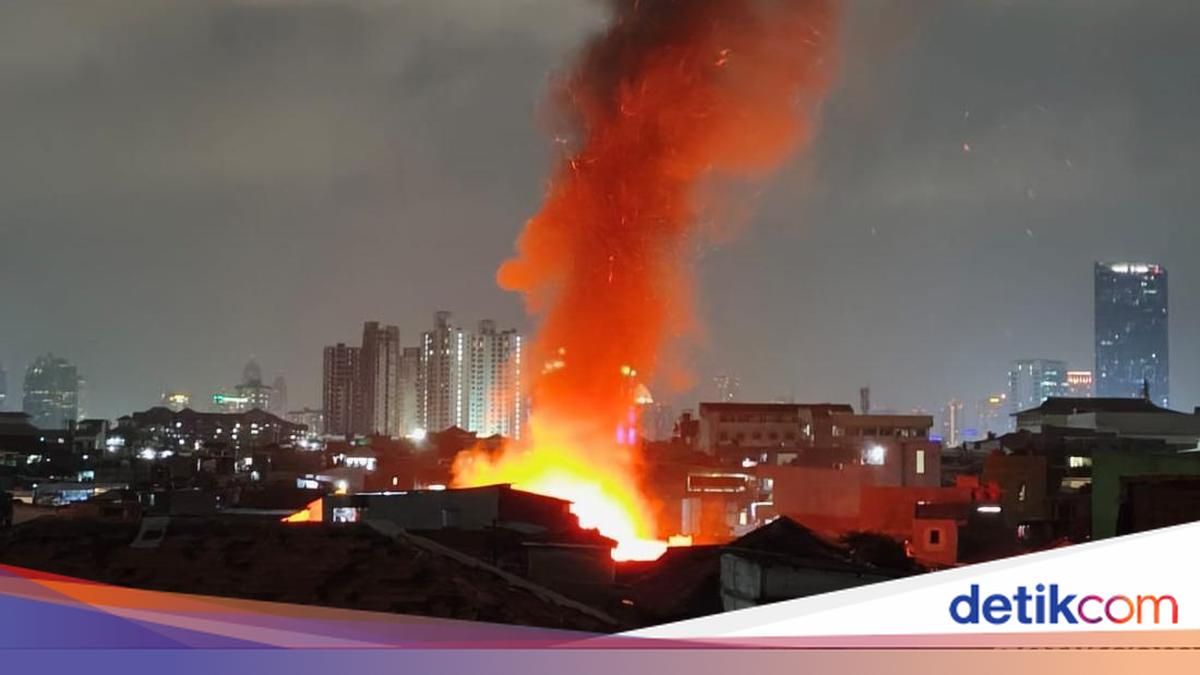 Kebakaran Hebat Menghanguskan Permukiman di Petamburan