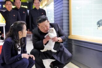 Kim Jong Un Gendong Anjing di Toko Hewan di Pyongyang