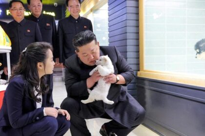 Kim Jong Un Gendong Anjing di Toko Hewan di Pyongyang