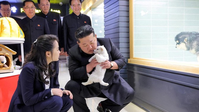 Kim Jong Un Gendong Anjing di Toko Hewan di Pyongyang