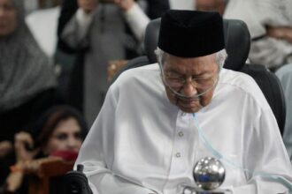 Mahathir Mohamad Hadiri Pemakaman Istri di Kuala Lumpur