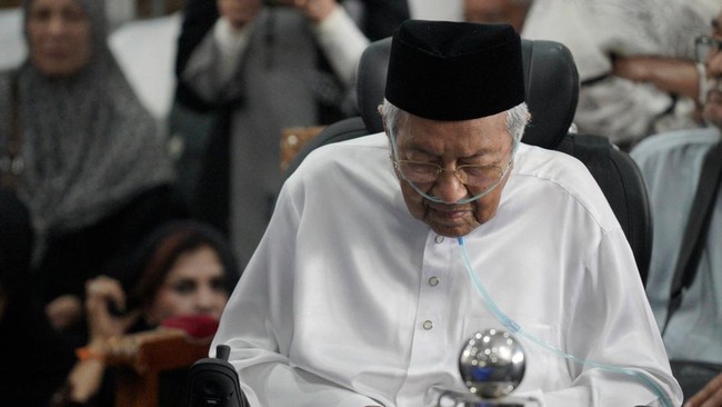 Mahathir Mohamad Hadiri Pemakaman Istri di Kuala Lumpur
