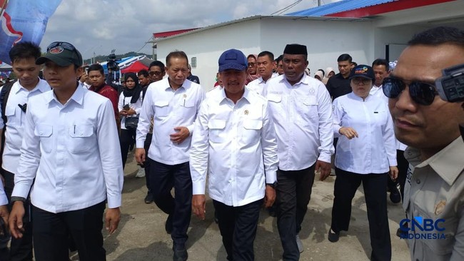 Menteri Trenggono dan Menkop Ferry Kunjungi Kampung Nelayan di Sinjai