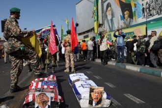 Tentara Iran Seret Peti Mati Trump dan Netanyahu dalam Unjuk Rasa