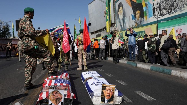 Tentara Iran Seret Peti Mati Trump dan Netanyahu dalam Unjuk Rasa