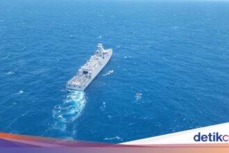 Upaya Tim Penyelam Mencari Korban Kapal Virgo di Laut Jawa