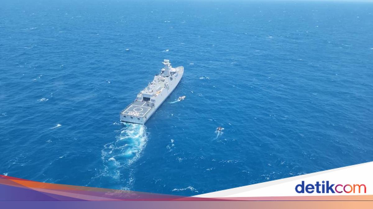Upaya Tim Penyelam Mencari Korban Kapal Virgo di Laut Jawa