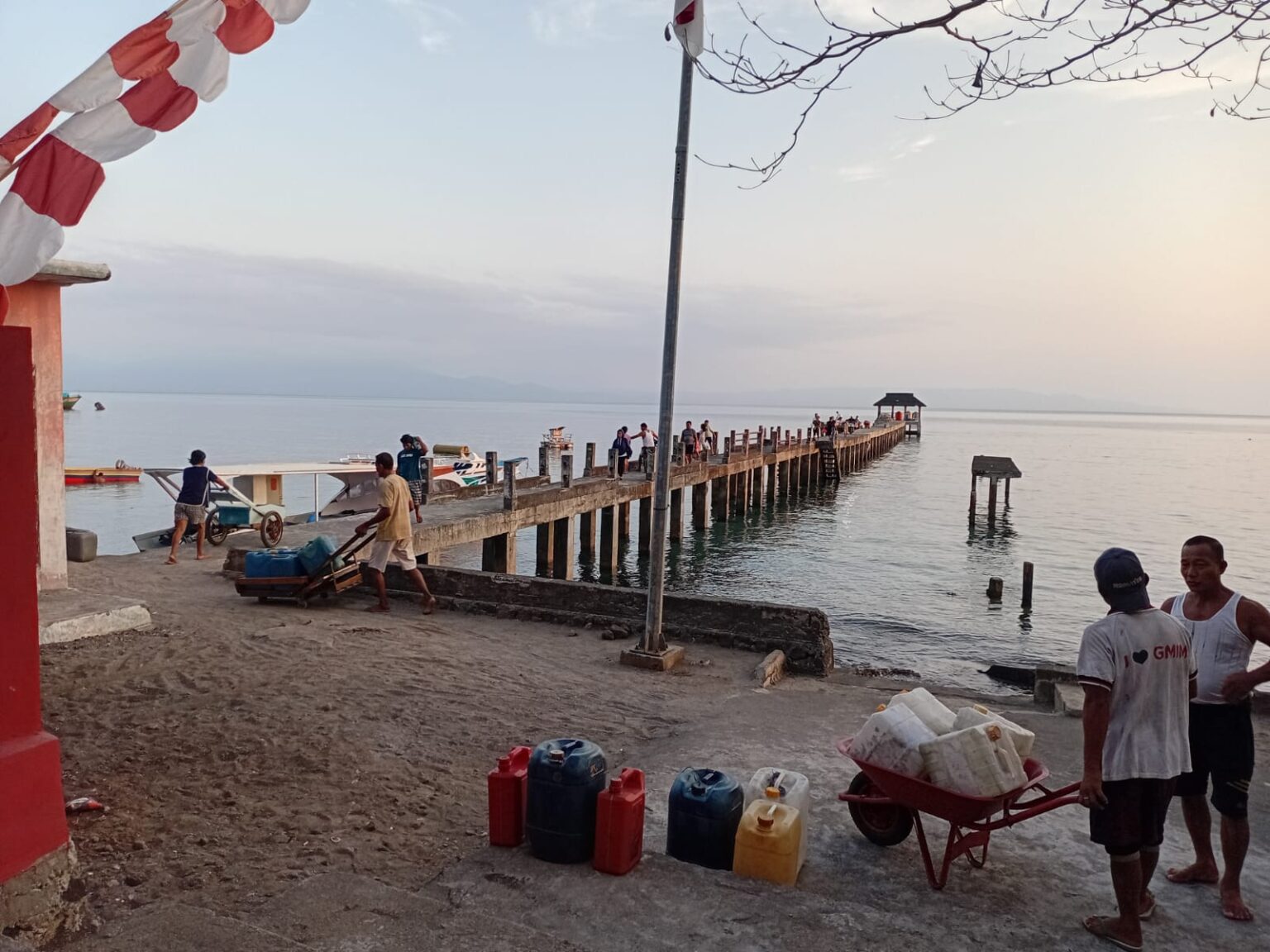 Pemprov Sulut pasok 18.200 liter air bersih ke Pulau Manado Tua