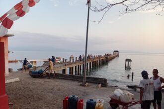 Pemprov Sulut pasok 18.200 liter air bersih ke Pulau Manado Tua