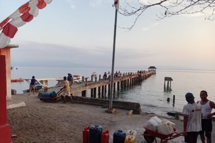 Pemprov Sulut pasok 18.200 liter air bersih ke Pulau Manado Tua