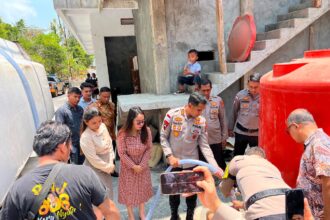 Kemarau Panjang, Polres Sitaro Salurkan 6.000 Liter Air Bersih ke Warga Dompase