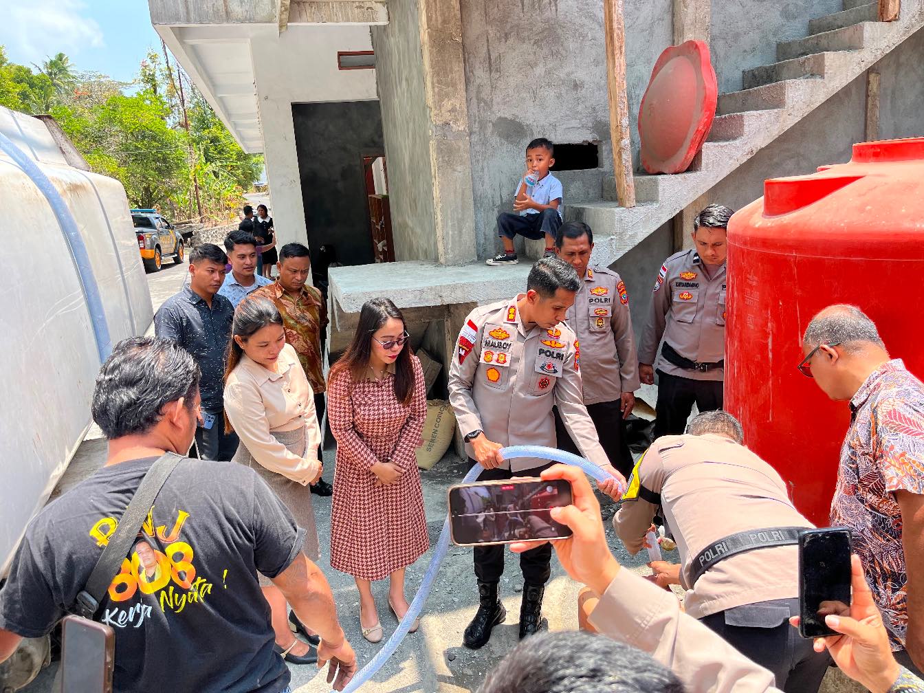 Kemarau Panjang, Polres Sitaro Salurkan 6.000 Liter Air Bersih ke Warga Dompase