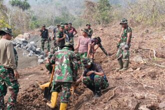 Dansatgas TMMD ke-130 Tinjau Langsung Penggalian Pondasi Jalan di Kampung Tanaki