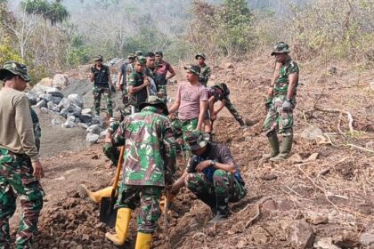 Dansatgas TMMD ke-130 Tinjau Langsung Penggalian Pondasi Jalan di Kampung Tanaki