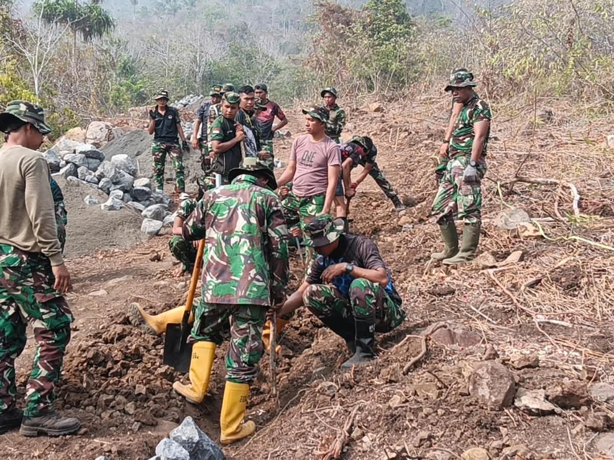 Dansatgas TMMD ke-130 Tinjau Langsung Penggalian Pondasi Jalan di Kampung Tanaki