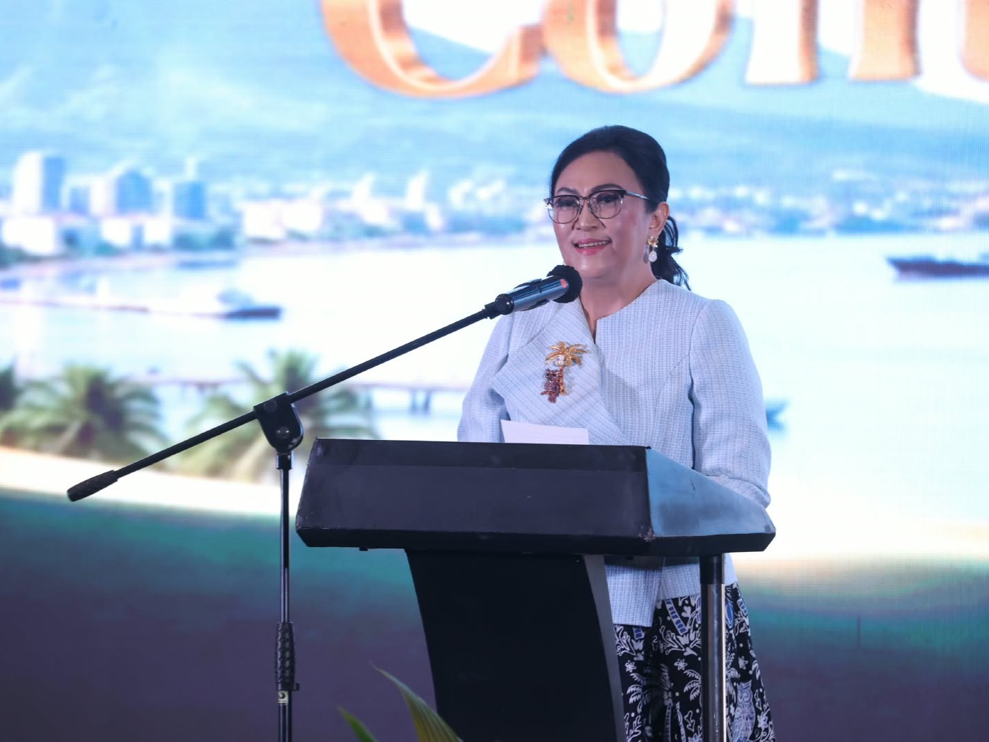 Perkuat identitas daerah, Anik Yulius Selvanus padukan seni dan industri kelapa Sulut