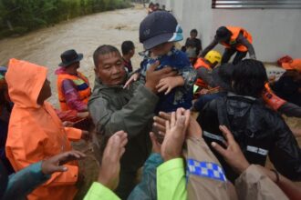 BPBD Evakuasi Warga Terjebak Banjir Bandang di Padang