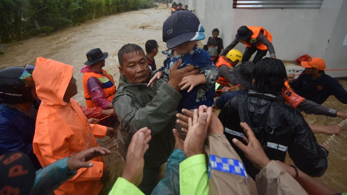 BPBD Evakuasi Warga Terjebak Banjir Bandang di Padang