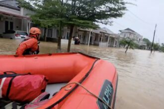 Banjir Bandang Menerjang Padang, Evakuasi Warga Terhambat