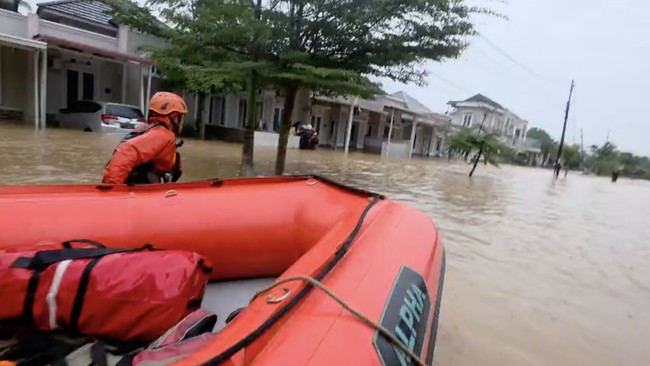 Banjir Bandang Menerjang Padang, Evakuasi Warga Terhambat