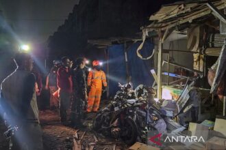 Brimob Polda Metro Jaya Evakuasi Korban Ledakan di Ciputat