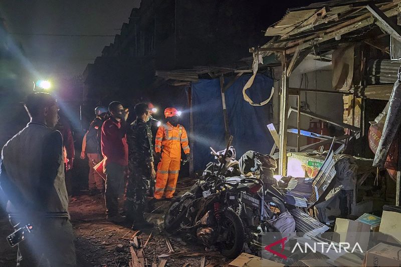 Brimob Polda Metro Jaya Evakuasi Korban Ledakan di Ciputat