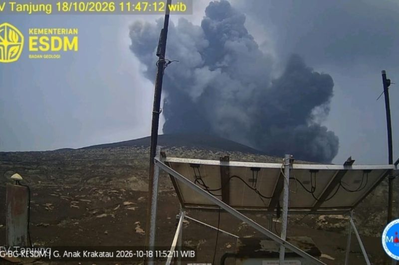 Gunung Anak Krakatau Alami Tiga Kali Erupsi Minggu Siang