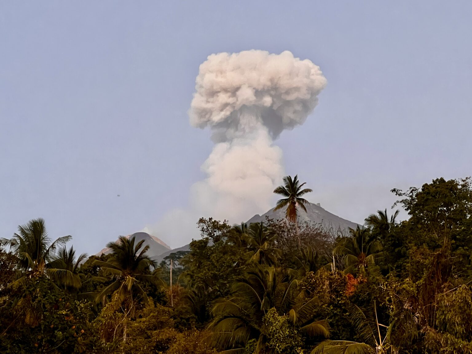 Karangetang Catat 1.130 Gempa Hembusan, Lava Masih Meluncur hingga 1,1 Kilometer