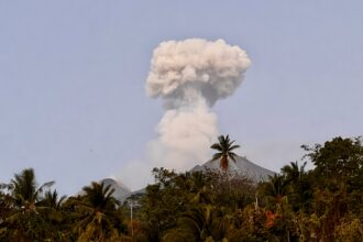 Karangetang Catat 1.130 Gempa Hembusan, Lava Masih Meluncur hingga 1,1 Kilometer