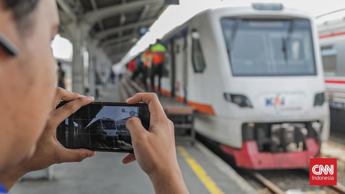 KRL Tabrak Mobil di Stasiun Jatake, Perjalanan Komuter Terganggu