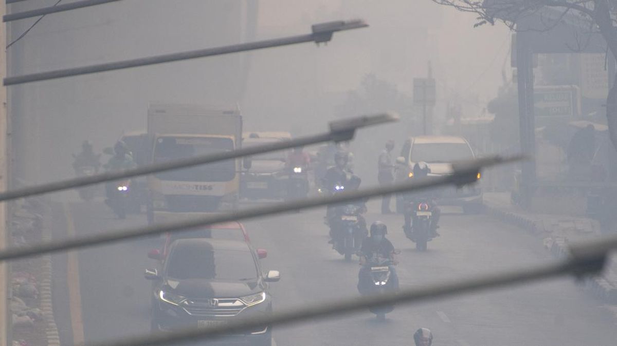 Kabut Asap Palembang Menekan Kesehatan dan Pendapatan Pedagang
