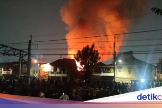 Kebakaran di Menteng Jaya, 20 Unit Damkar Dikerahkan