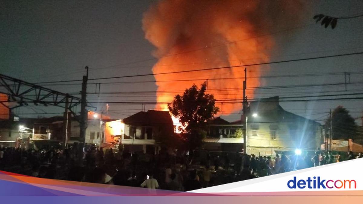 Kebakaran di Menteng Jaya, 20 Unit Damkar Dikerahkan