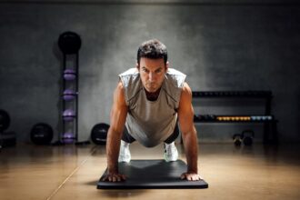 Membandingkan Forearm Plank dan High Plank untuk Kebugaran Tubuh