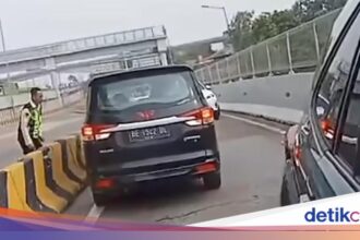 Pengemudi Keliru Gunakan Google Maps, Nyaris Tabrakan di Gerbang Tol Ciledug