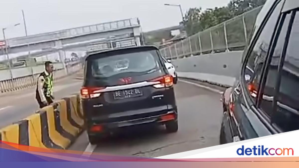 Pengemudi Keliru Gunakan Google Maps, Nyaris Tabrakan di Gerbang Tol Ciledug