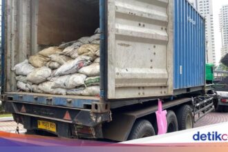 Polisi Bongkar Penyamaran 54 Ton Galena di Jakarta Utara