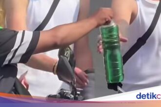 Pria Berpakaian Ojol di Bali Menjual BBM dengan Harga Tinggi