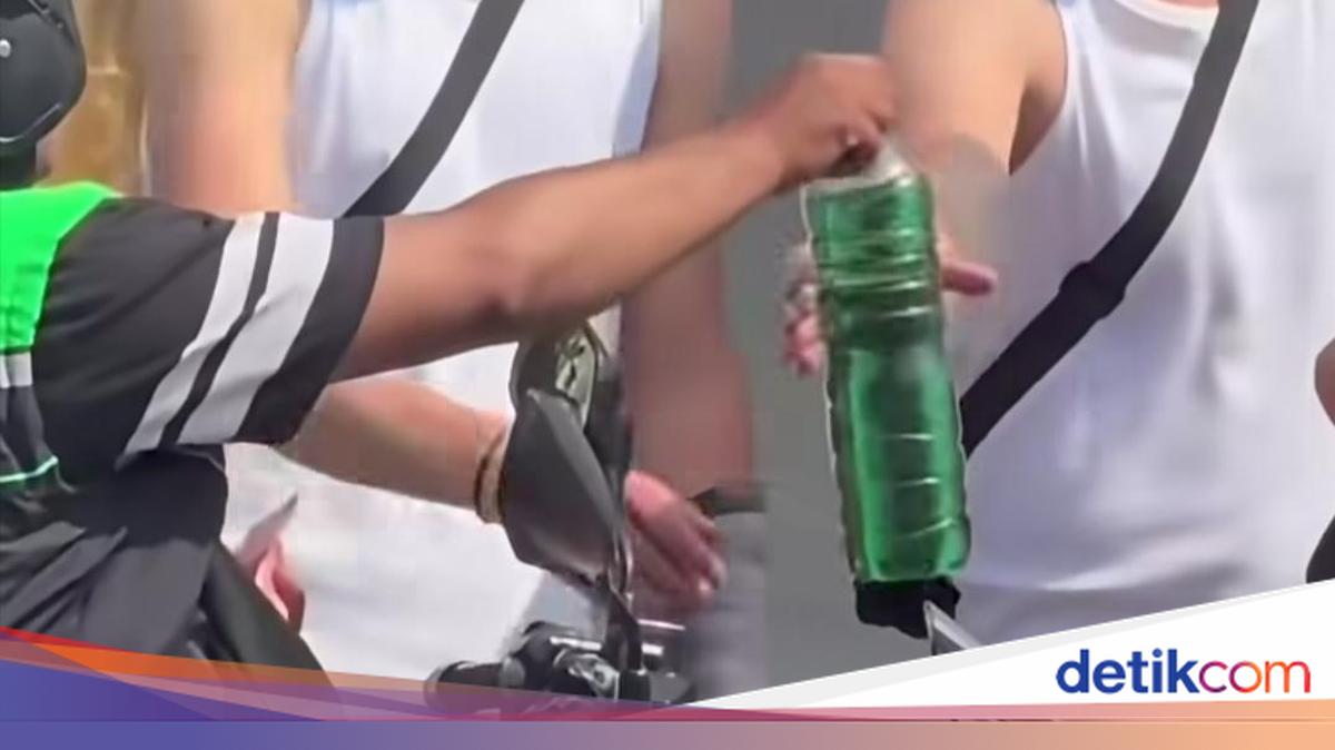 Pria Berpakaian Ojol di Bali Menjual BBM dengan Harga Tinggi