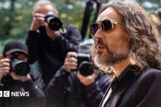 Russell Brand Dijuluki 'Predator Seksual' dalam Persidangan Pemerkosaan